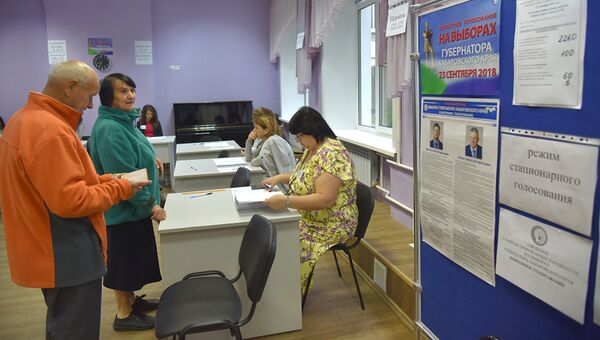 Голосование на избирательном участке в Хабаровске во время выборов губернатора края. 23 сентября 2018