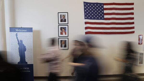 Посетители в офисе службы иммиграции и натурализации в Техасе, США