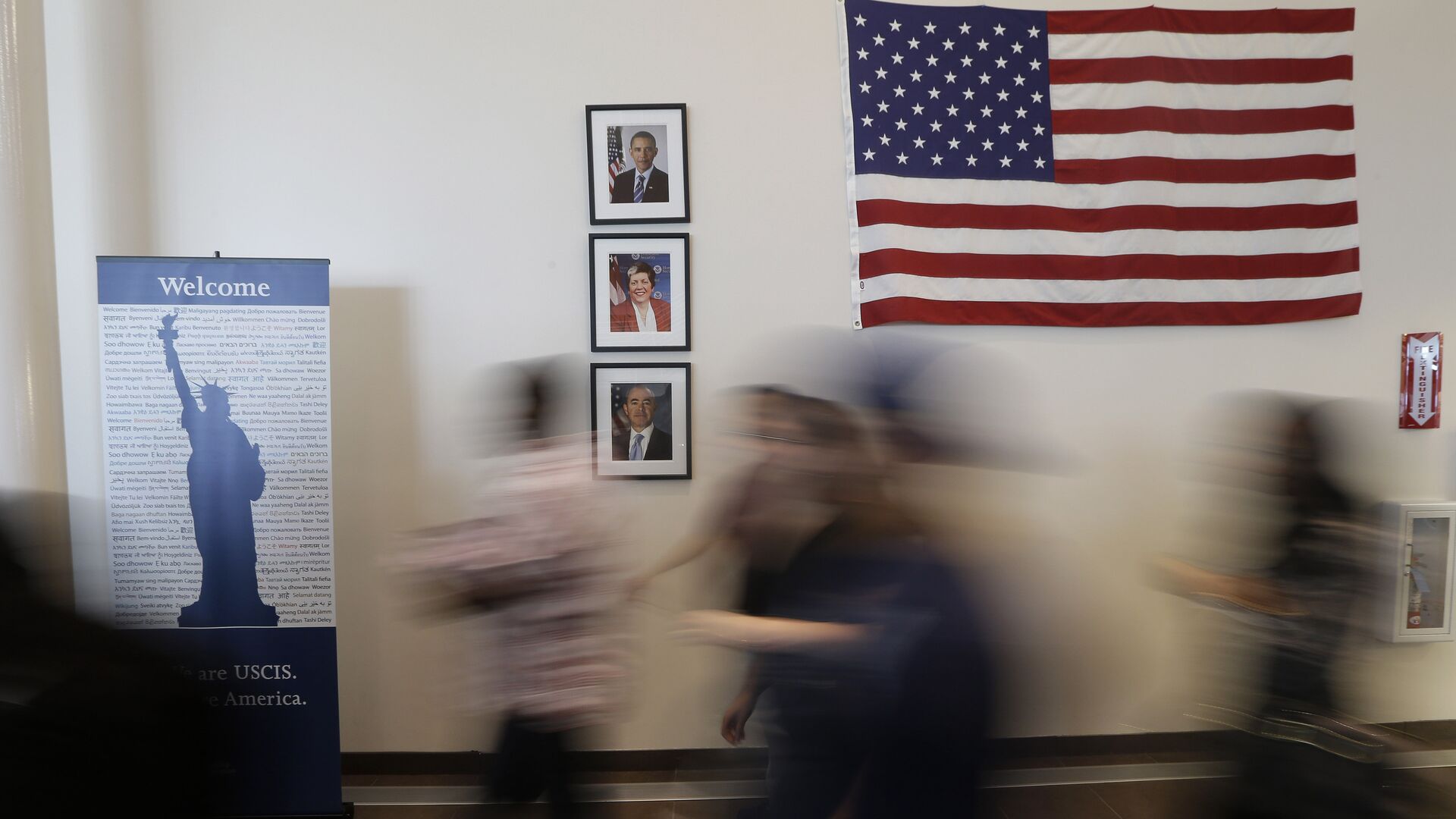 Посетители в офисе службы иммиграции и натурализации в Техасе, США - РИА Новости, 1920, 16.12.2025