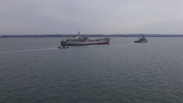 Корабли ВМС Украины после прохождения под арками Крымского моста