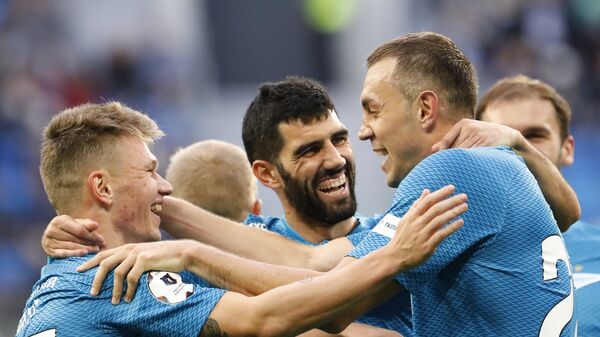 Футболисты Зенита празднуют гол в ворота Локомотива