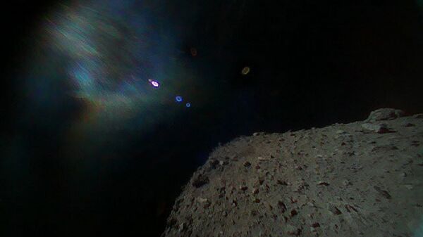Фотография, сделанная зондом Rover-1B почти сразу после отделения от автоматической межпланетной станции Хаябуса-2
