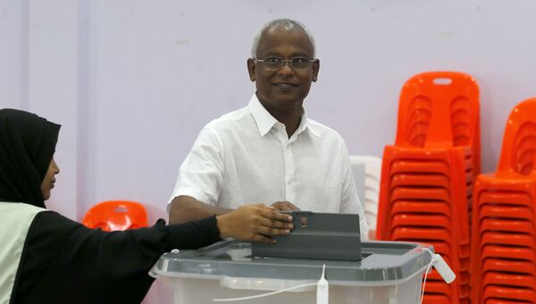 Кандидат от оппозиции Ибрахим Мохамед Солих голосует на выборах президента Мальдив. 23 сентября 2018
