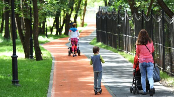 Женщины с колясками в Грачевском парке