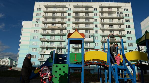 Детская площадка во дворе домов жилмассива Плющихинский в Новосибирске