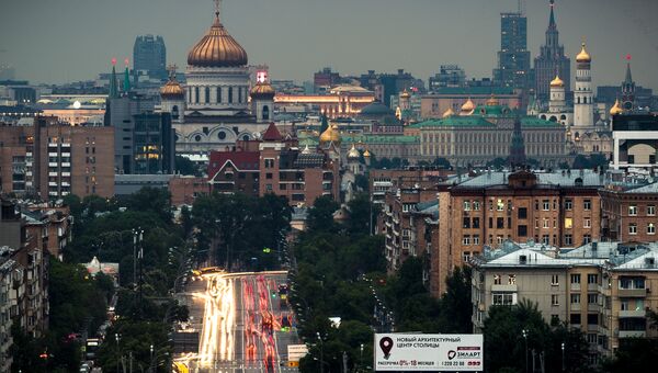 Автомобильное движение по Комсомольскому проспекту в Москве