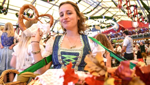 Официантка разносит рогалики на открытии традиционного пивного фестиваля Октоберфест в Мюнхене