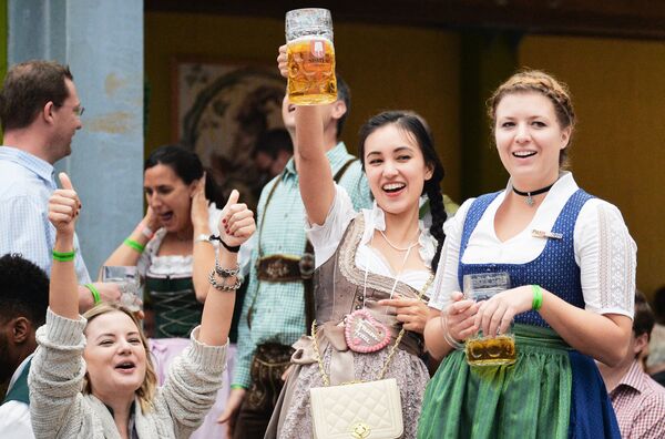 Девушки на открытии традиционного пивного фестиваля Октоберфест в Мюнхене