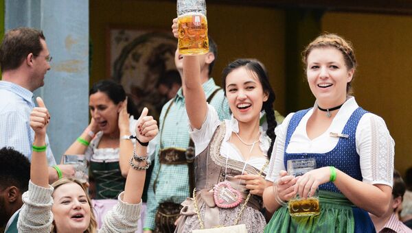 Девушки на открытии традиционного пивного фестиваля Октоберфест в Мюнхене