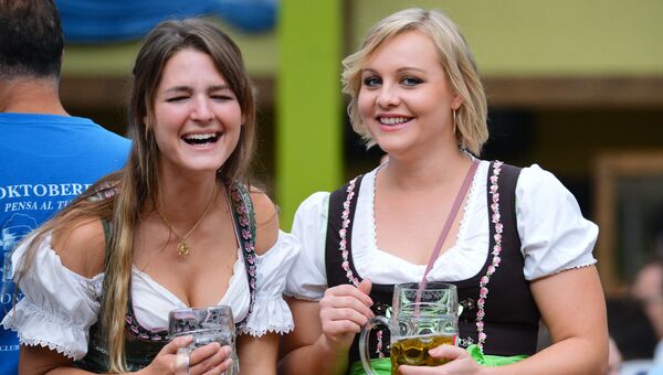 Посетительницы на открытии традиционного пивного фестиваля Октоберфест в Мюнхене