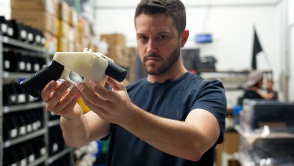 Владелец компании Defense Distributed Коди Уилсон с пистолетом, изготовленном на 3D-принтере. Архивное фото