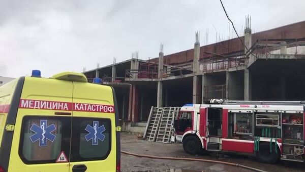 Автомобили экстренных служб на месте пожара на складе в городском округе Мытищи Московской области. 24 сентября 2018