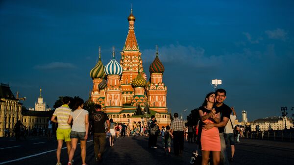 Горожане и туристы на Красной площади в Москве