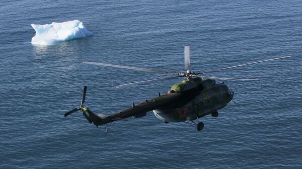 Экспедиционный вертолет над Северным Ледовитым океаном