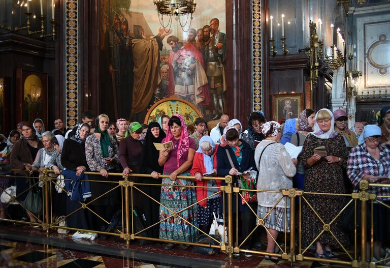 Очередь прихожан в Храме Христа Спасителя, где находятся мощи святителя Спиридона Тримифунтского, доставленные в Россию с греческого острова Корфу