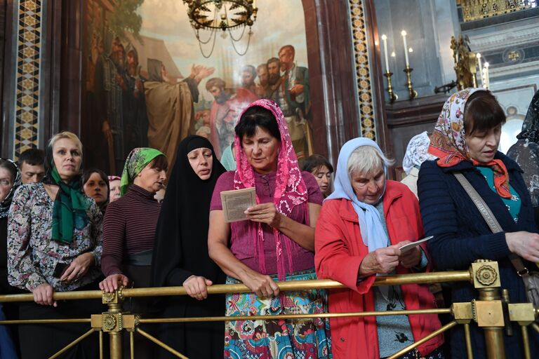 Очередь прихожан в Храме Христа Спасителя, где находятся мощи святителя Спиридона Тримифунтского, доставленные в Россию с греческого острова Корфу