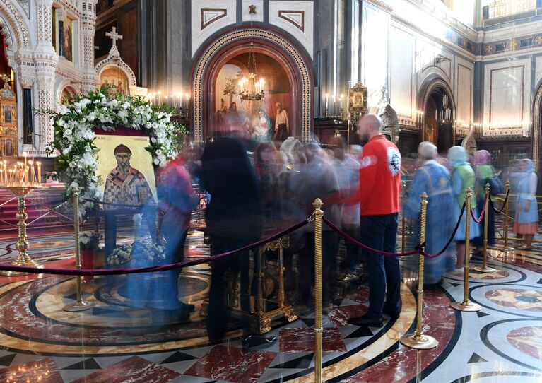 Прихожане поклоняются мощам святителя Спиридона Тримифунтского, доставленным в Россию с греческого острова Корфу, в Храме Христа Спасителя