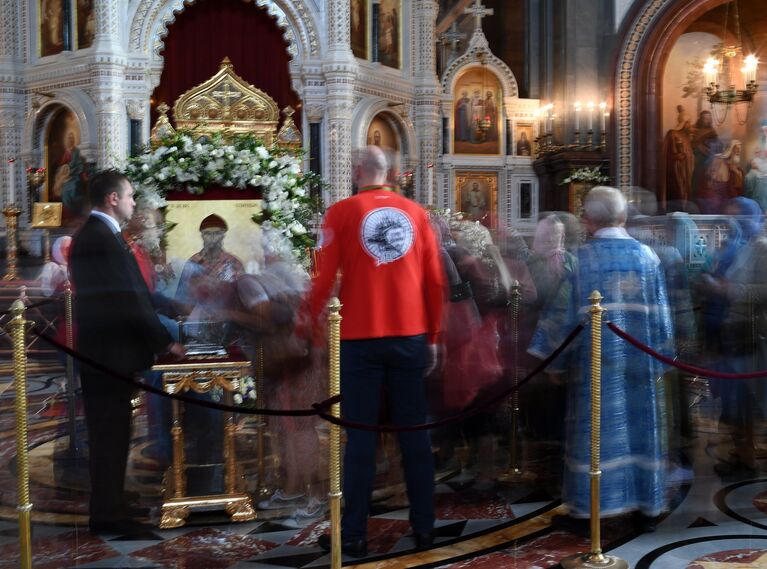 Прихожане поклоняются мощам святителя Спиридона Тримифунтского, доставленным в Россию с греческого острова Корфу, в Храме Христа Спасителя