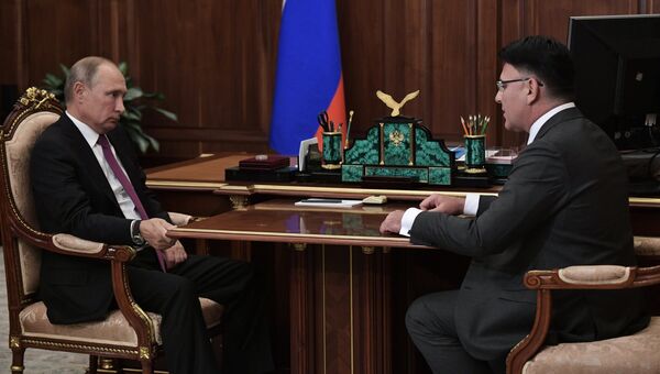 Президент РФ Владимир Путин и руководитель Роскомнадзора Александр Жаров во время встречи