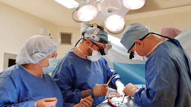 Врачи во время операции. Архивное фото