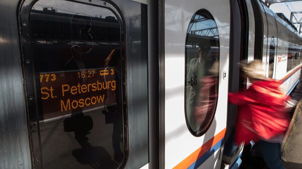 Пассажирка на платформе Московского вокзала в Санкт-Петербурге