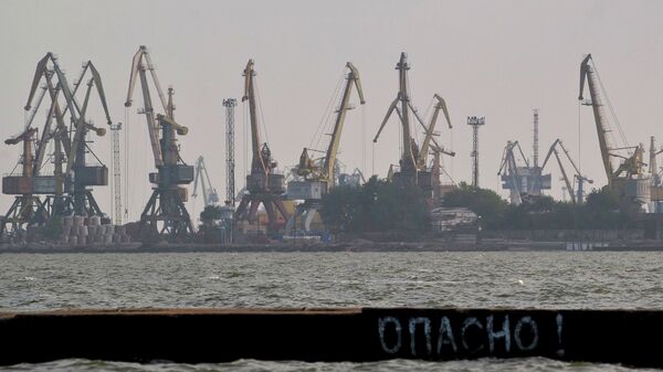 Мариуполь вид на порт с Азовского моря. Архивное фото