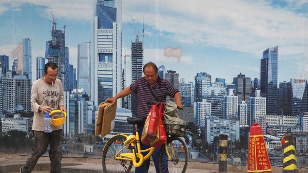 Жители Пекина на фоне стены с изображением небоскребов китайской столицы