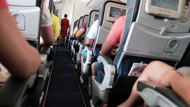 Пассажиры в самолете во время полета