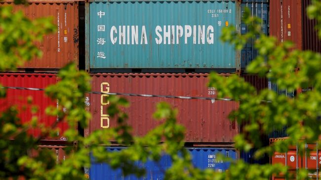 Контейнер c товарами из Китая в порту Бостона, США 