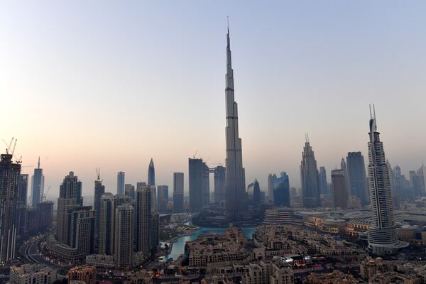 Самый высокий в мире небоскреб Бурдж-Халифа в центре Дубая