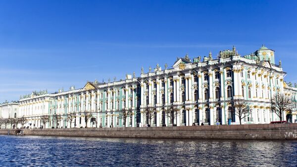 Вид на Зимний дворец в Санкт-Петербурге
