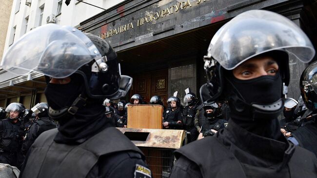 Сотрудники полиции у здания генеральной прокуратуры Украины во время акции протеста. Архивное фото