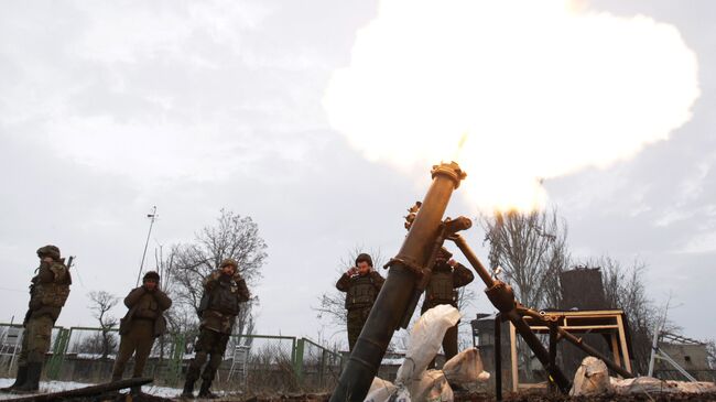 Украинские военные во время стрельбы из миномета. Архивное фото