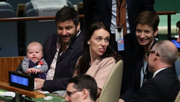Премьер-министр Новой Зеландии Джасинда Ардерн со своим ребенком Неве перед выступлением Нельсона Манделы на 73-й Генеральной Ассамблее ООН в Нью-Йорке, США. 24 сентября 2018