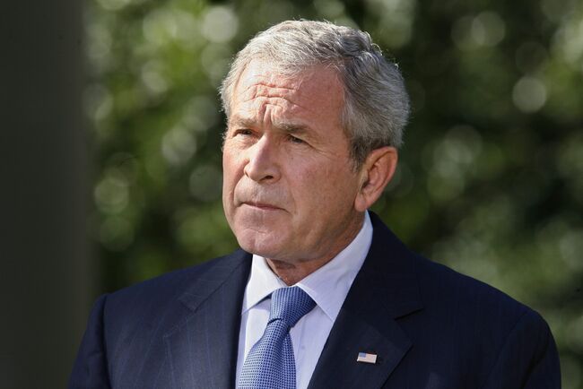 Президент США Джордж Буш во время выступления в Розовом саду Белого дома