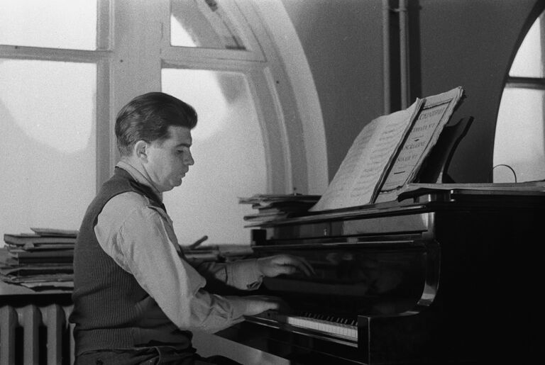 Эмиль Гилельс, советский пианист, народный артист СССР Эмиль Гилельс, советский пианист, народный артист СССР