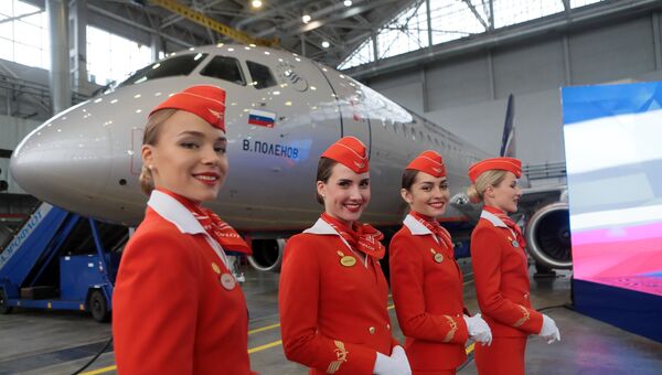 Девушки в униформе компании Аэрофлот на церемонии передачи авиакомпании Аэрофлот 50-го самолета Сухой Суперджет 100 в аэропорту Шереметьево. 25 сентября 2018