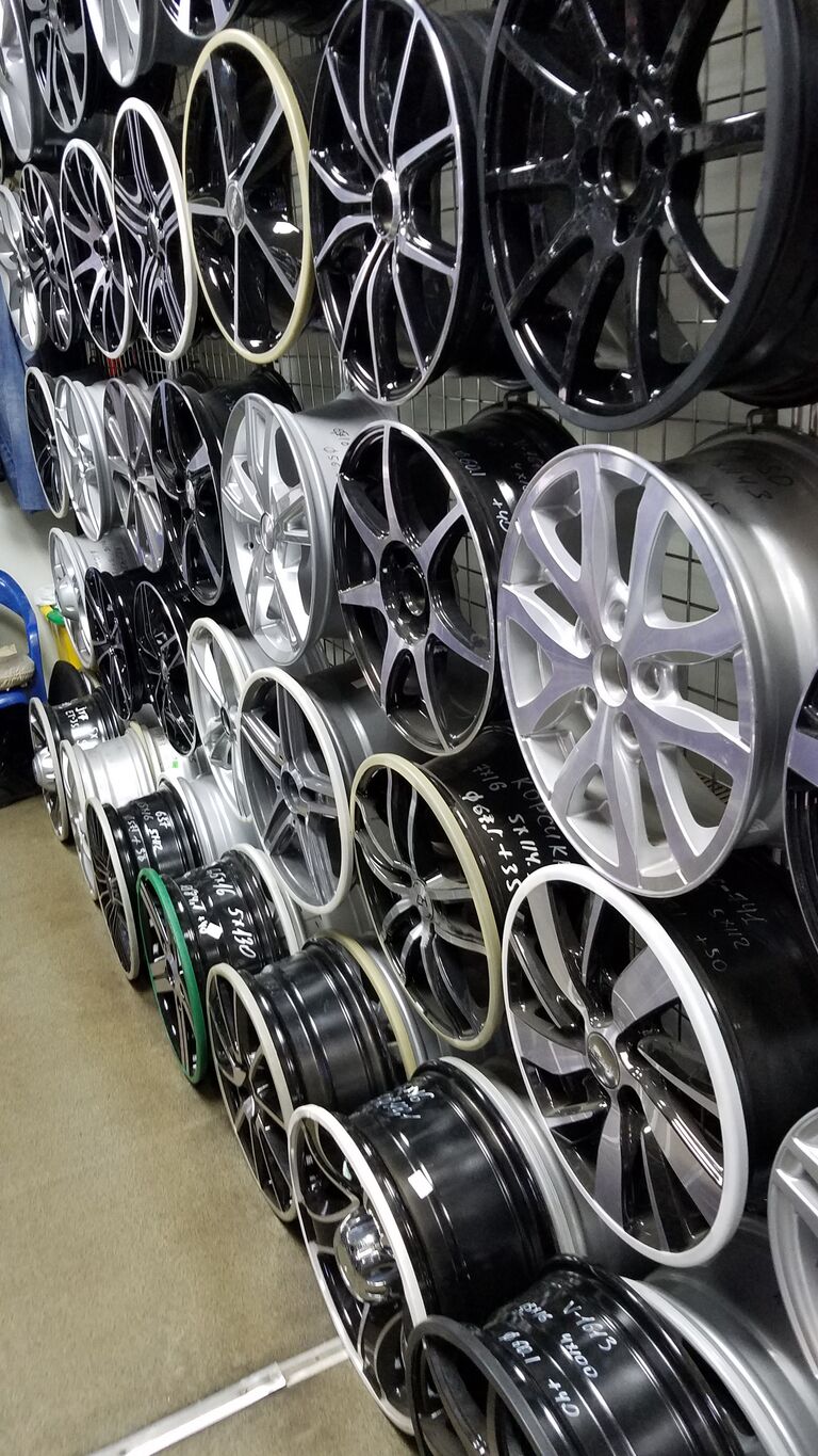 Легкосплавные диски на рынке автозапчастей в Москве