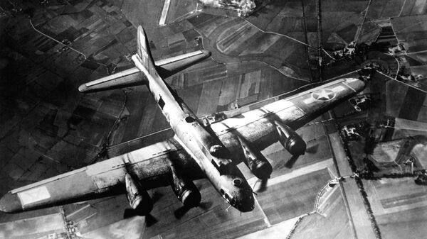 Американские ВВС бомбят завод на территории немецкого Мариенбурга в октябре 1943 года