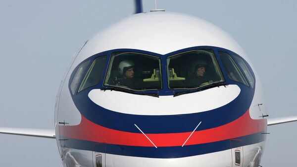 Пилоты в кабине самолета Sukhoi SuperJet 100