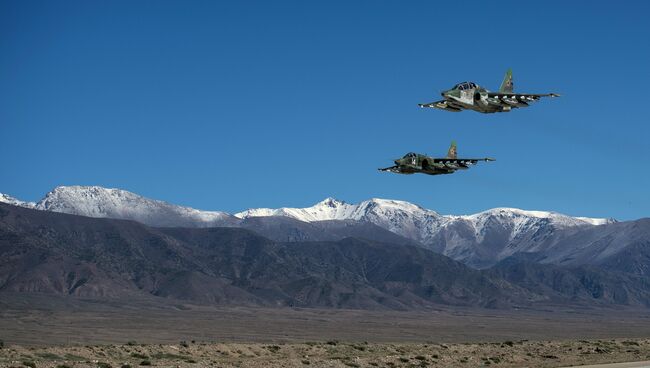 Штурмовики Су-25 ВКС РФ во время совместных учений объединенной группировки Вооруженных сил Киргизии, Центрального военного округа Вооруженных сил РФ и российской авиационной группировки. Архивное фото