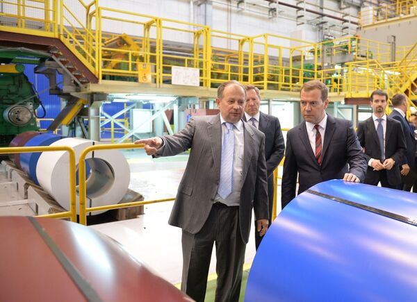 Председатель правительства России Дмитрий Медведев во время посещения Новолипецкого металлургического комбината