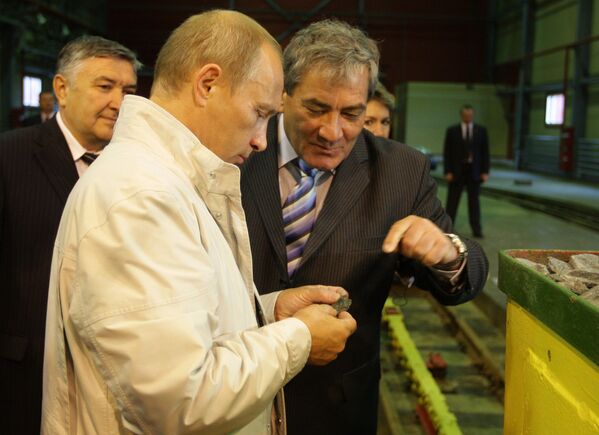 Глава правительства РФ Владимир Путин знакомится с работой рудника по добыче алмазов на кимберлитовой трубке Мир. 21 августа 2009