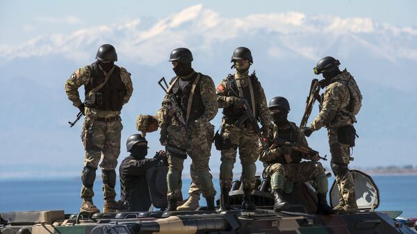 Военнослужащие во время учений Иссык-Куль Антитеррор-2018 в Киргизии