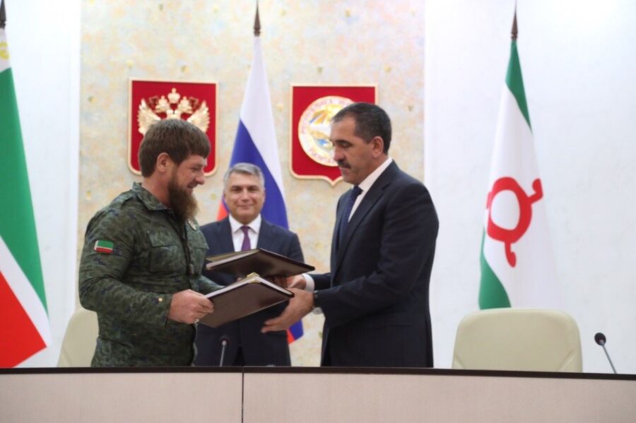 Глава Республики Ингушетия Юнус-Бек Евкуров и глава Чеченской Республики Рамзан Кадыров во время подписания соглашения о границе. 26 сентября 2018