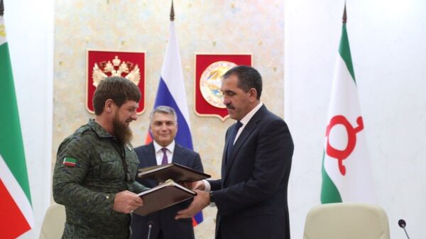 Глава Республики Ингушетия Юнус-Бек Евкуров и глава Чеченской Республики Рамзан Кадыров во время подписания соглашения о границе. Архивное фото
