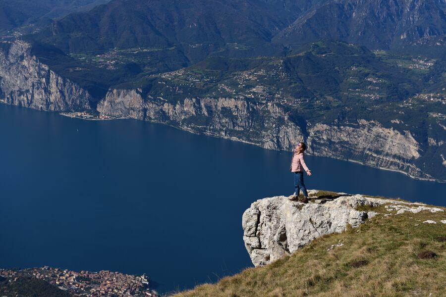Италия. На вершине горы над озером Гарда