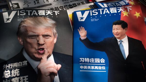 Портреты президента США Дональда Трампа и председателя КНР Си Цзиньпина на обложках журналов в Пекине, Китай