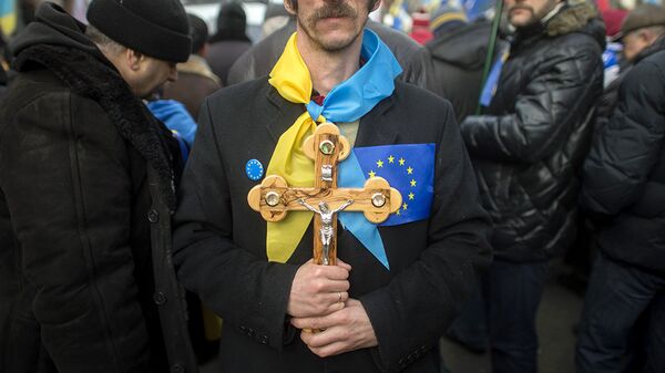 Мужчина с крестом на площади Независимости в Киеве