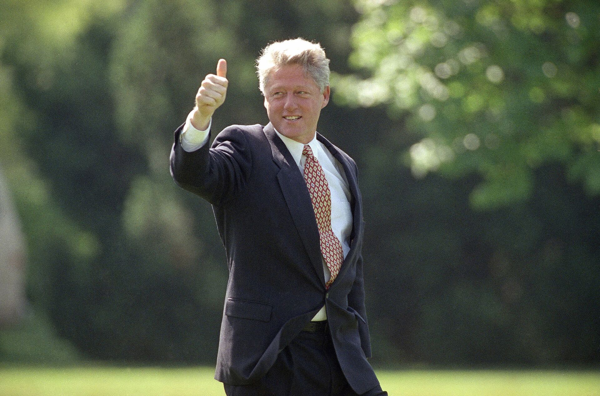 Президент Билл Клинтон покидает Белый дом в Милуоки. 1 июня 1993 года - РИА Новости, 1920, 15.12.2023